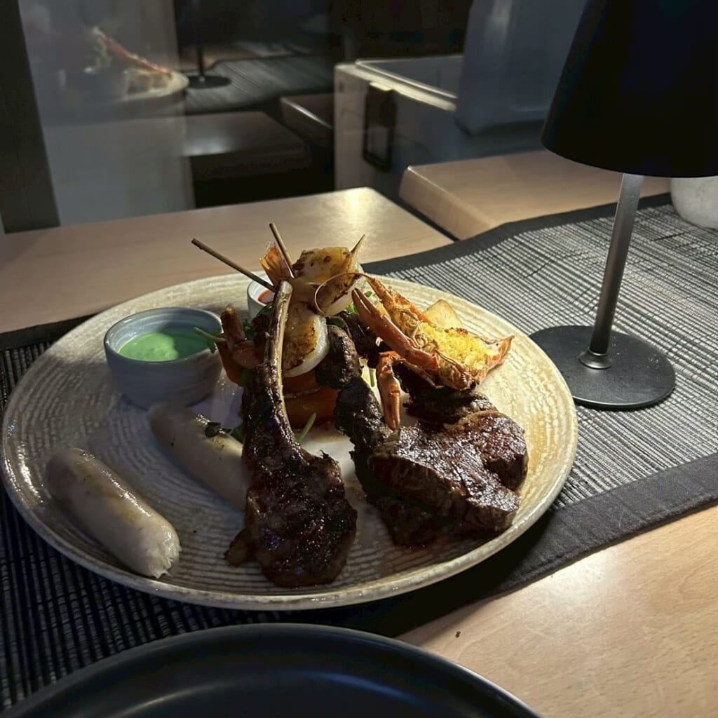 大きな肉やシュリンプがのったプレートの写真