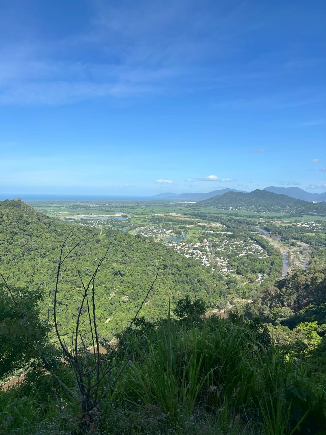 列車から見える写真。山の下に町が見える。