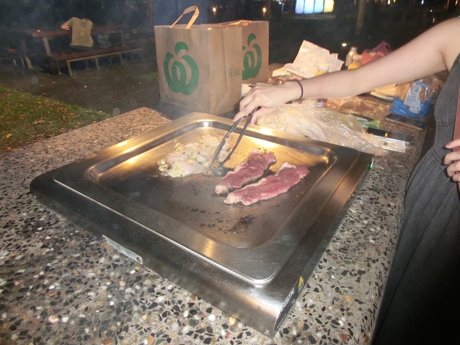 鉄板でお肉を焼く写真。