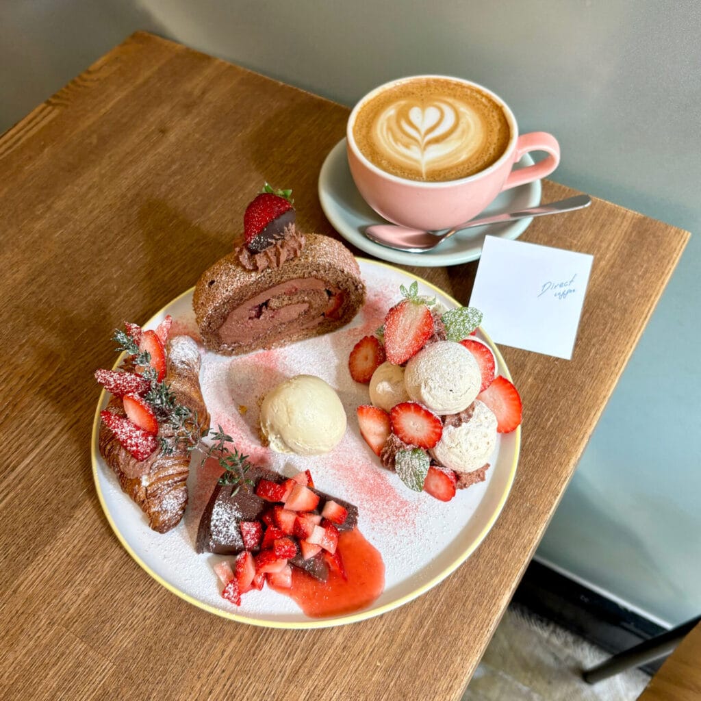 期間限定の苺プレートとカフェラテ