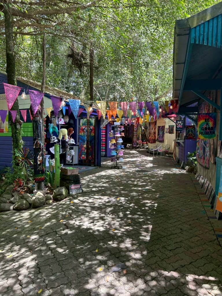 たくさんの木がある中にお店が並んでおり、カラフルな旗が飾られている。