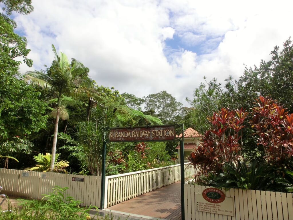 キュランダスカイレールの駅の看板