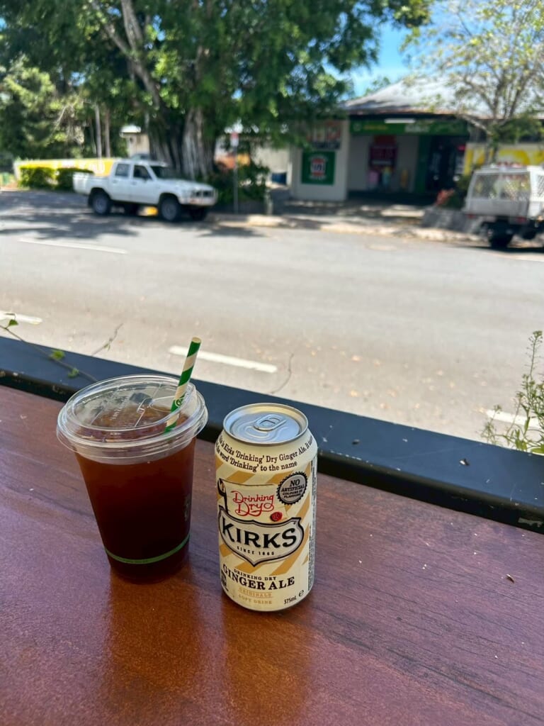 カフェからの景色。道路が広がっている。