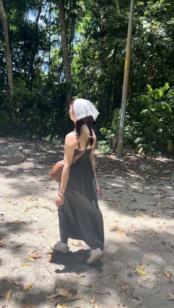 自然の中で女の子が歩いている写真