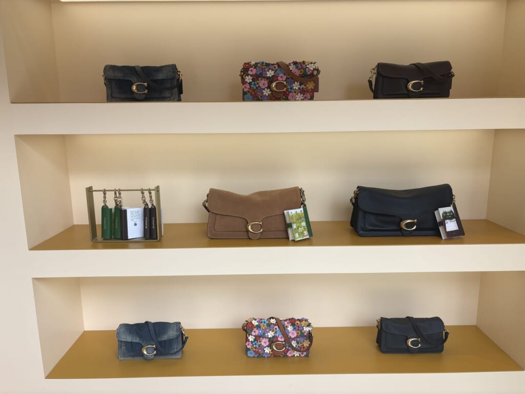 ブックチャームとアイコンバッグ