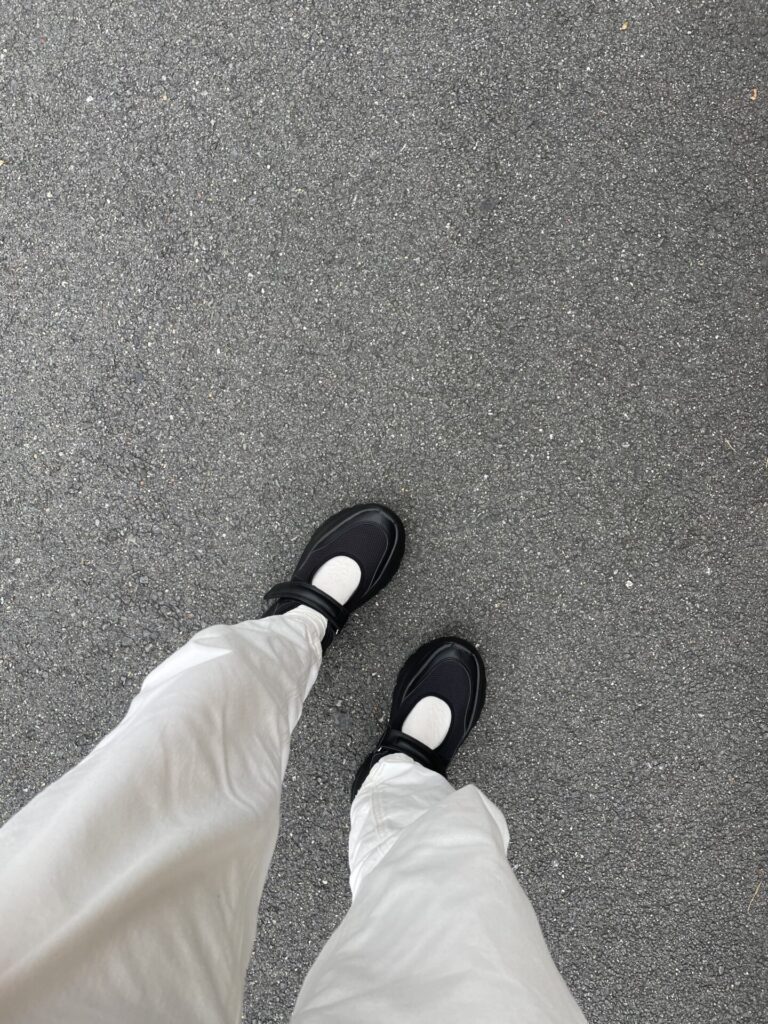 スニーカーサンダル 白パンツ コーデ