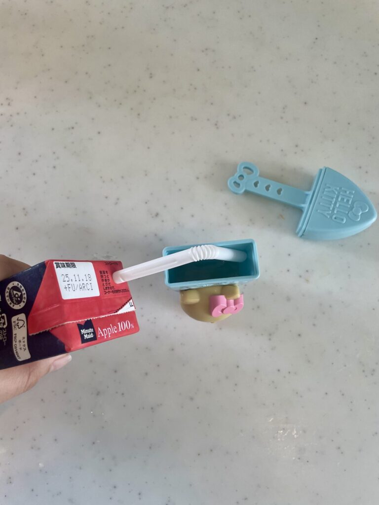 下の容器にジュースを入れている。