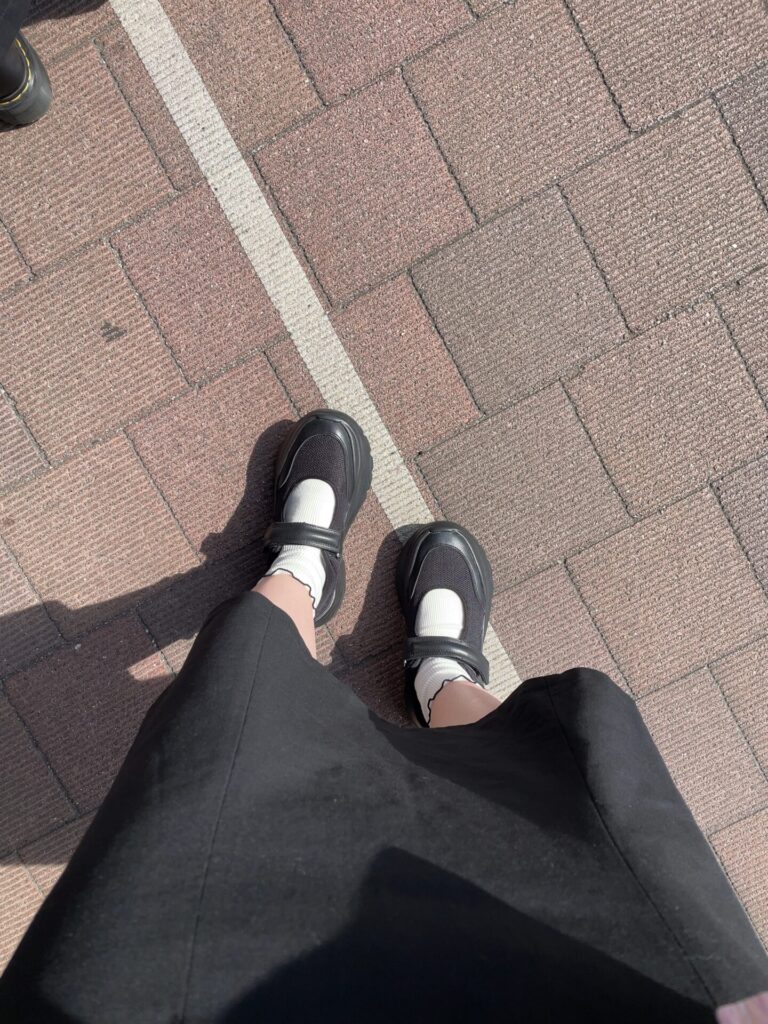 スニーカーサンダル スカート コーデ モノトーン