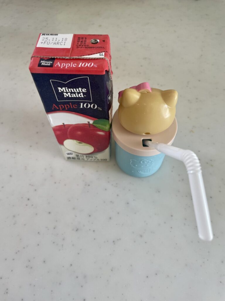 サマードリンクカップにジュースを入れている。細いストローならさせる。