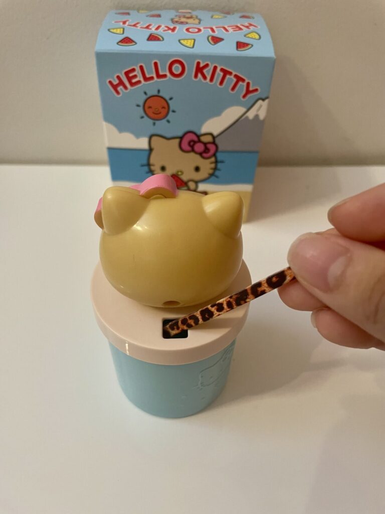 ストロー用の穴からヘアピンを入れている。