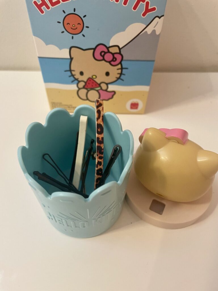 サマードリンクカップにヘアピンを収納している。