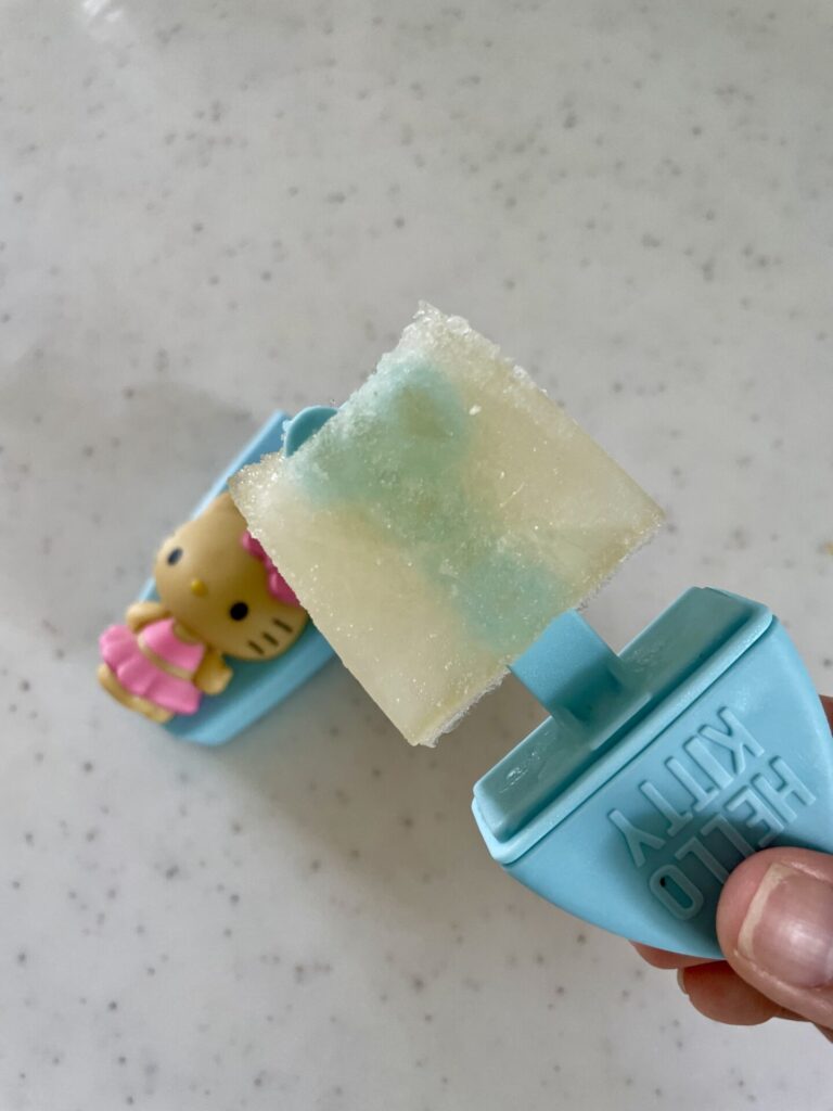 凍らせて、ジュースが固まりアイスができている。