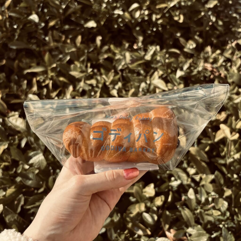 黒豆と抹茶ホワイトチョコレートバーが入ったコロネ