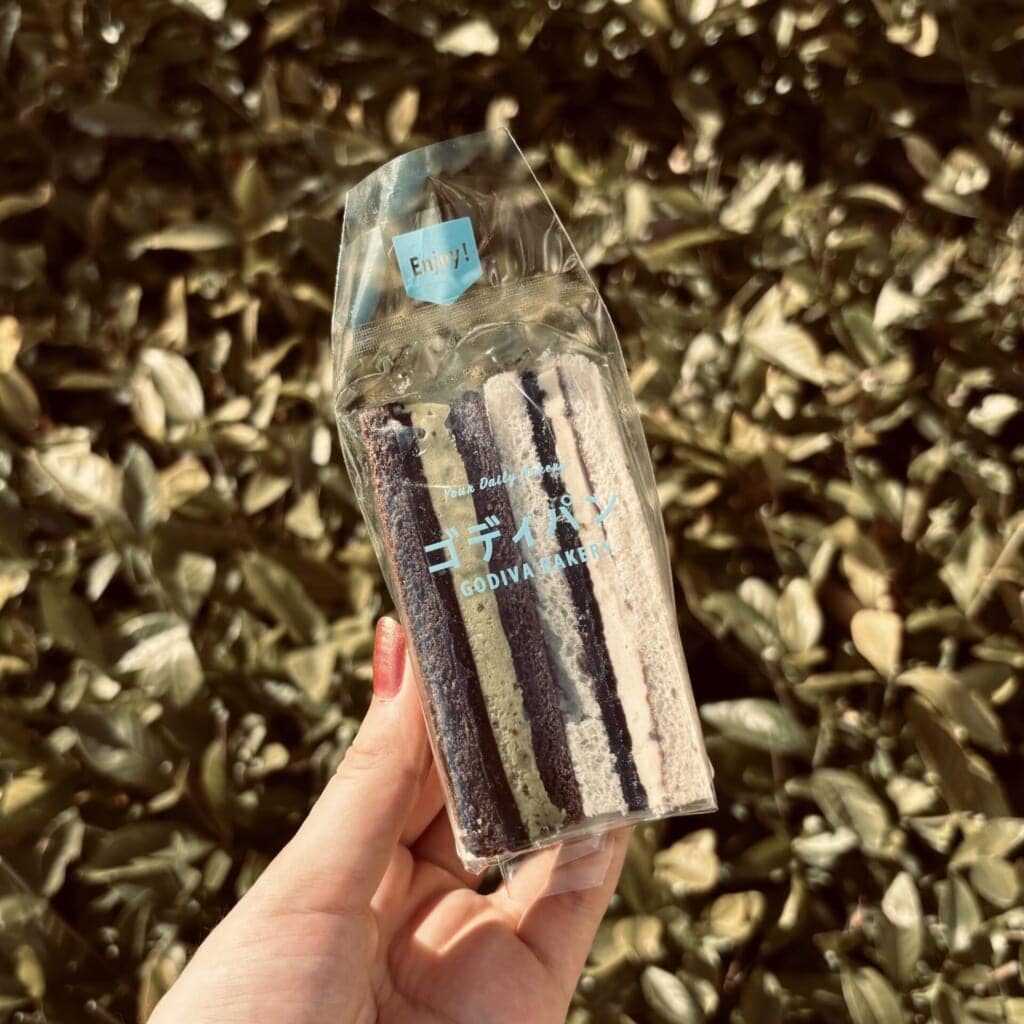 塩キャラメル風味のアンバーと抹茶クリームのサンドイッチ