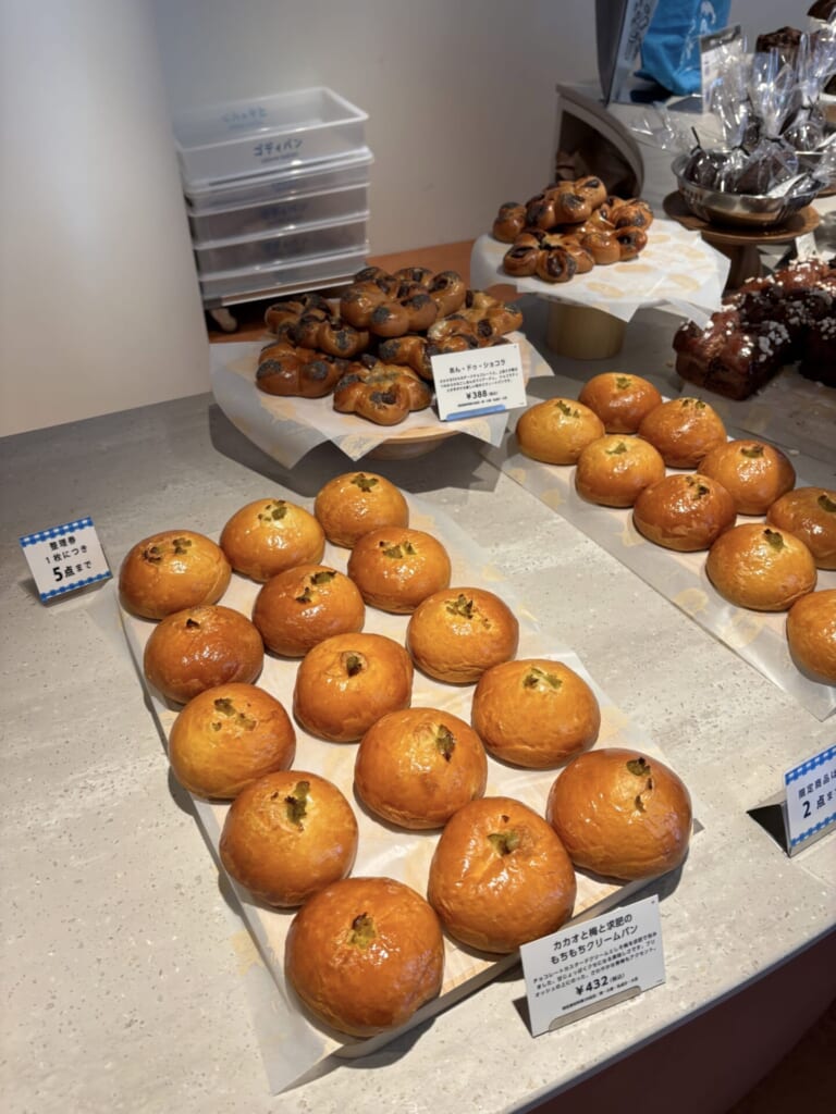 カカオと梅と求肥のクリームパン