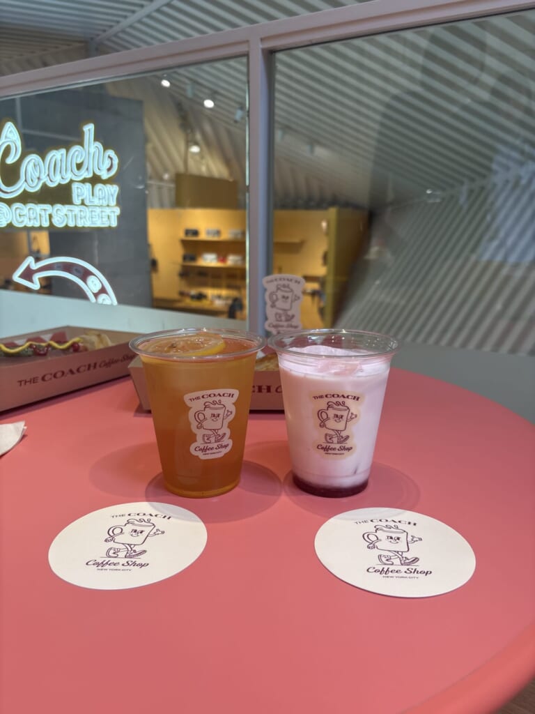 左:アーノルドパーマー ¥850/右:さくらラテ ¥800(期間限定)