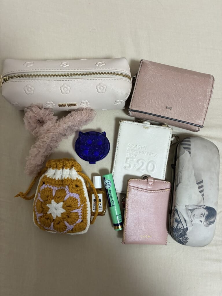 「通学バッグの中身」「大学生の必需品」