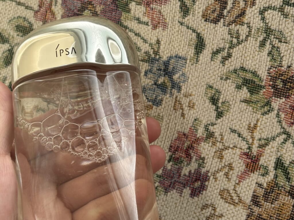 イプサの新作薬用化粧水を手に持った様子