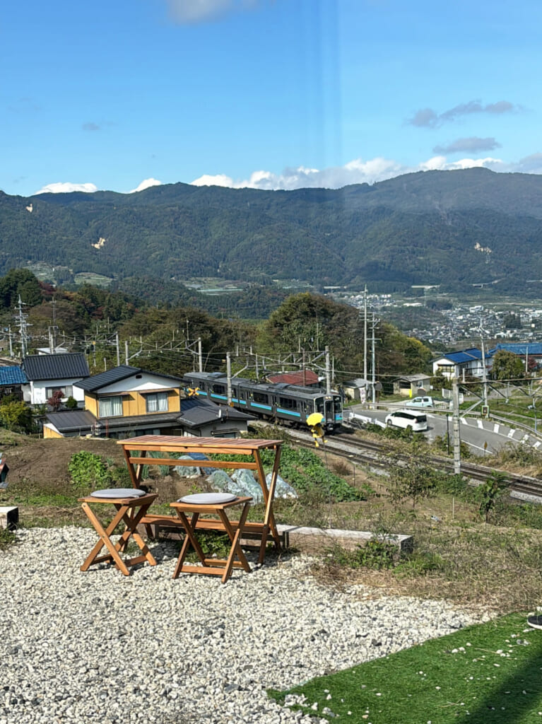 姨捨駅の近くのご飯屋さんから見えるスイッチバック