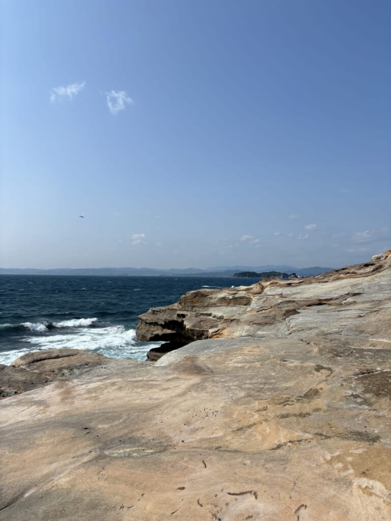 白浜の千畳敷の海沿いの様子