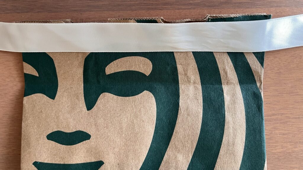 袋の端にリボンを置いた画像(手順3-1)