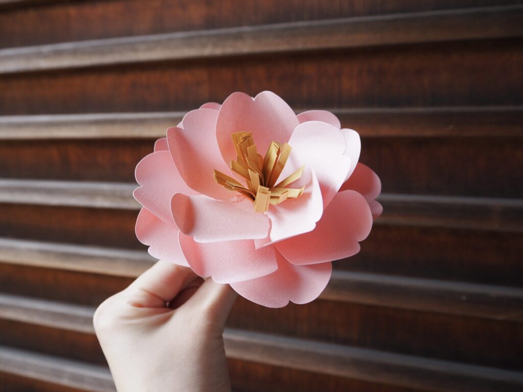 和紙で作られたピンクのお花