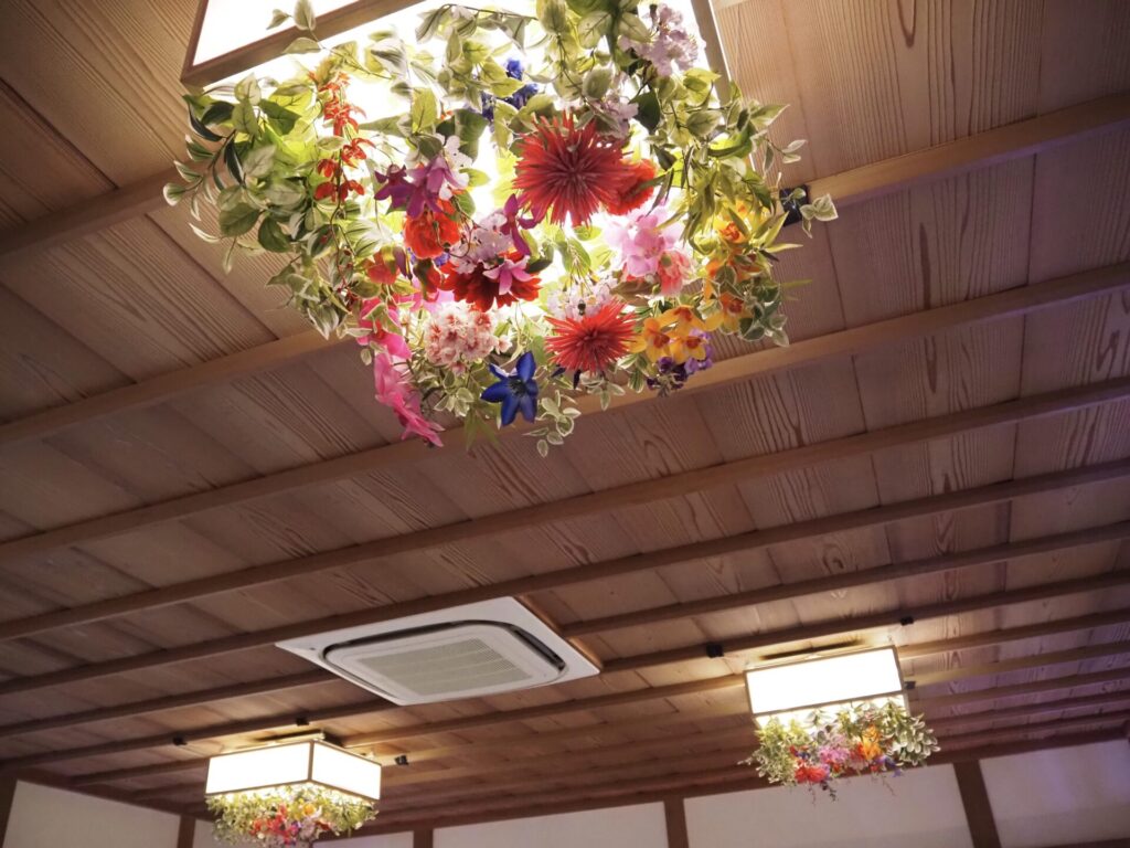 お花でデコレーションされたシャンデリア