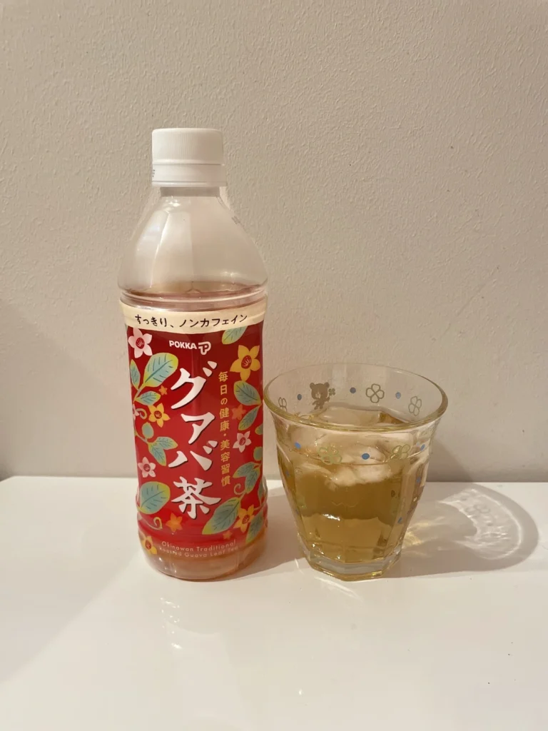 ポッカグァバ茶沖縄の500mlペットボトル、グラスに入ったグァバ茶