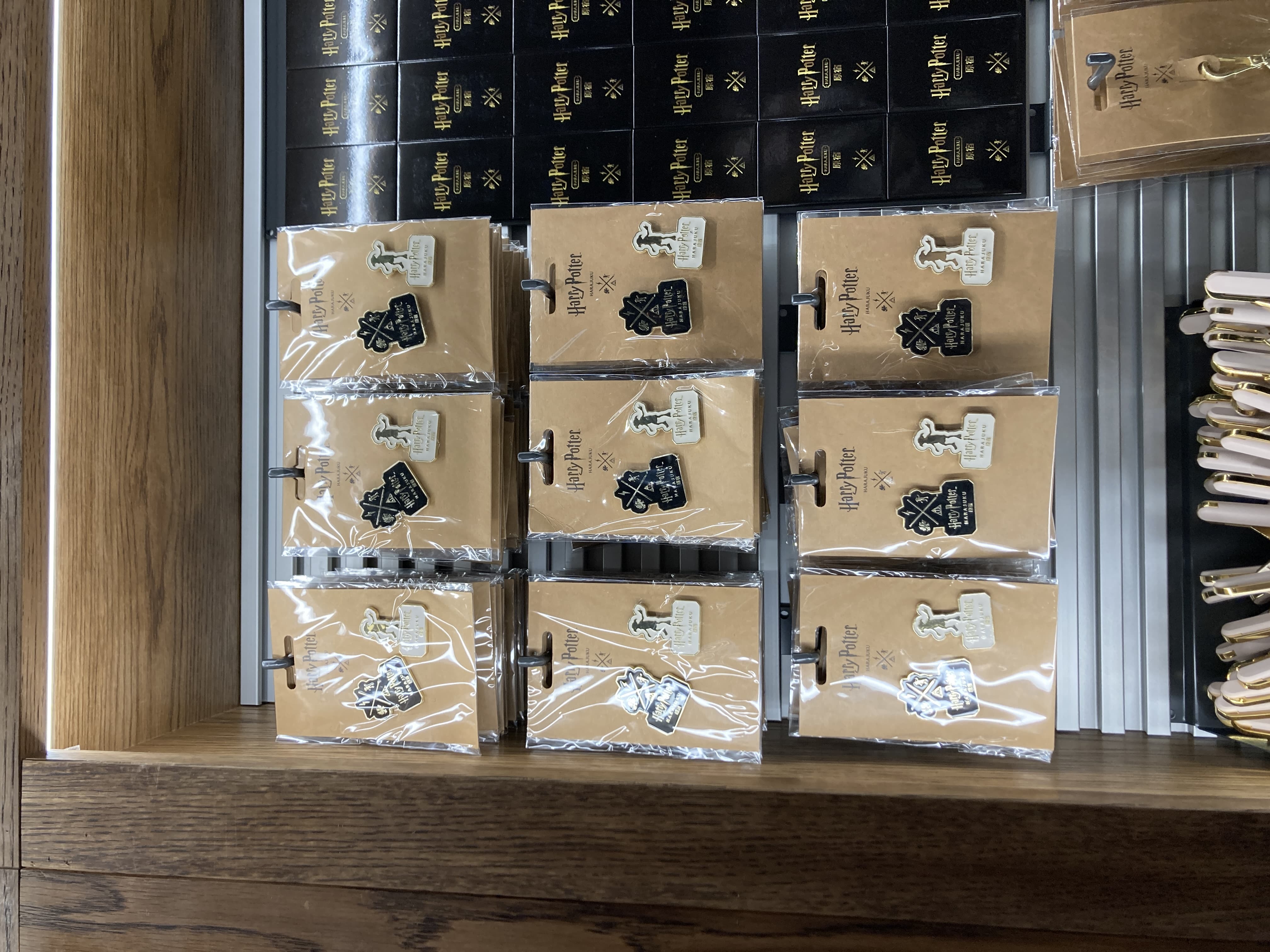 原宿限定ピンバッジ2個セット正面