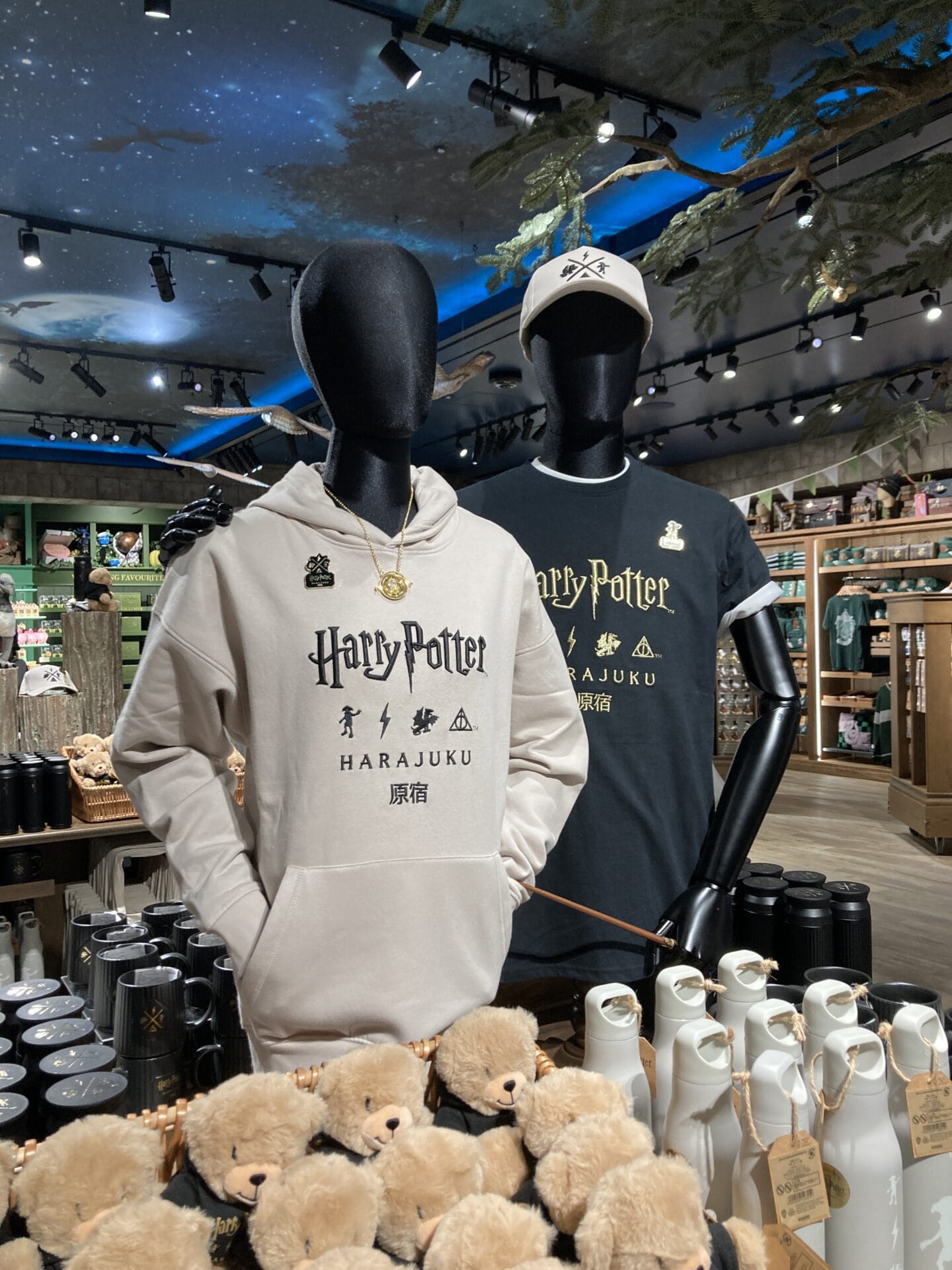 原宿限定アパレルアイテムを着ているマネキン全体