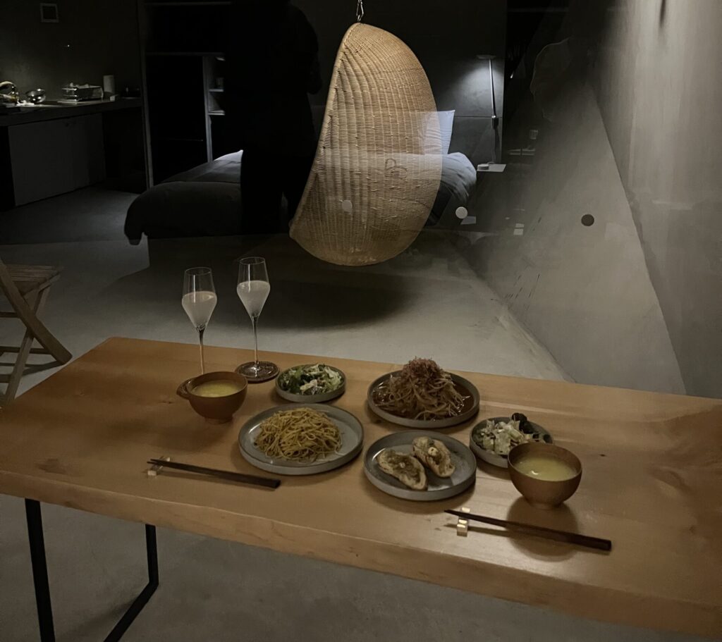 「ヴィラリゾートホテル 伝泊 The Beachfront MIJORA」キッチン　夜ご飯作り