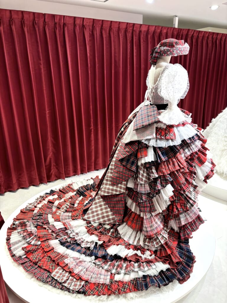 峯岸みなみさんの卒業ドレス