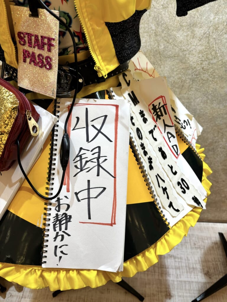 本物のノートが付いたヘビーローテーションの衣装