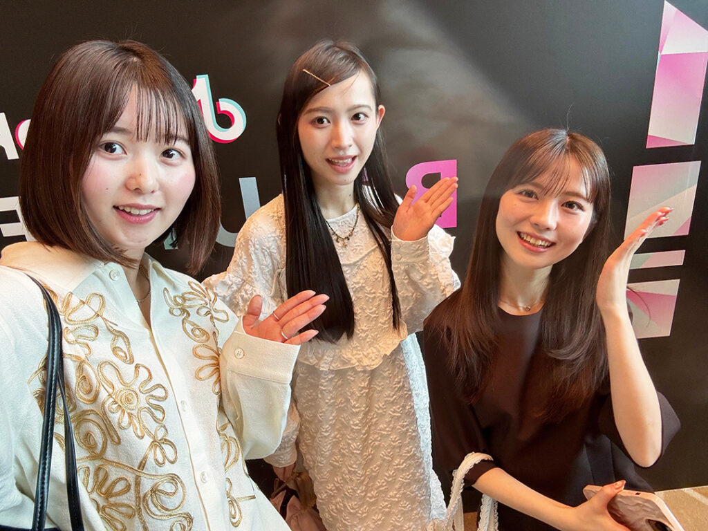 「TikTok BEAUTY FEST」の看板前で自撮りするnon-no girls3人