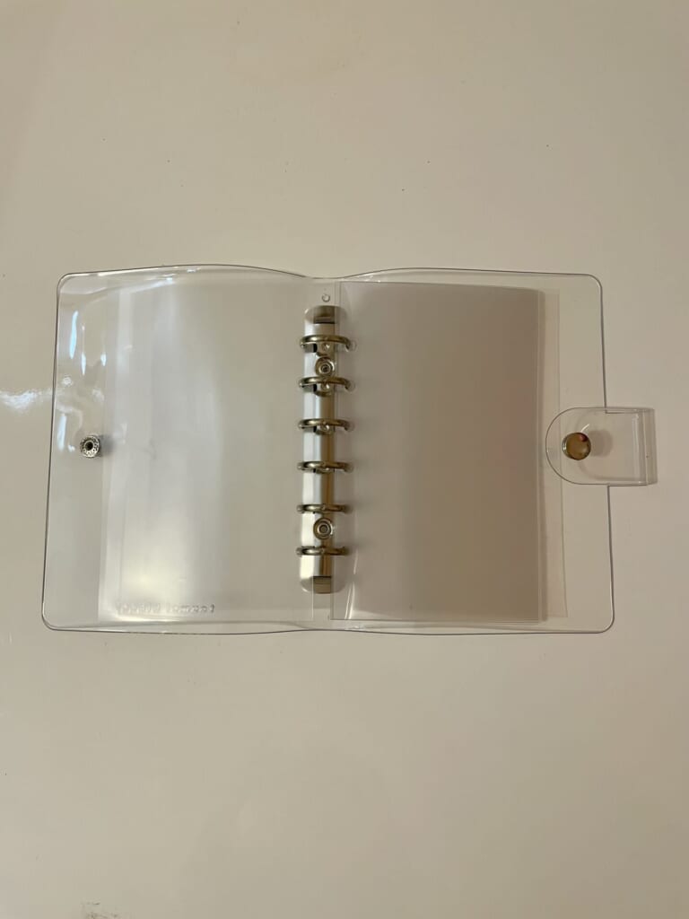 シール帳に綴られたシールを貼る台紙