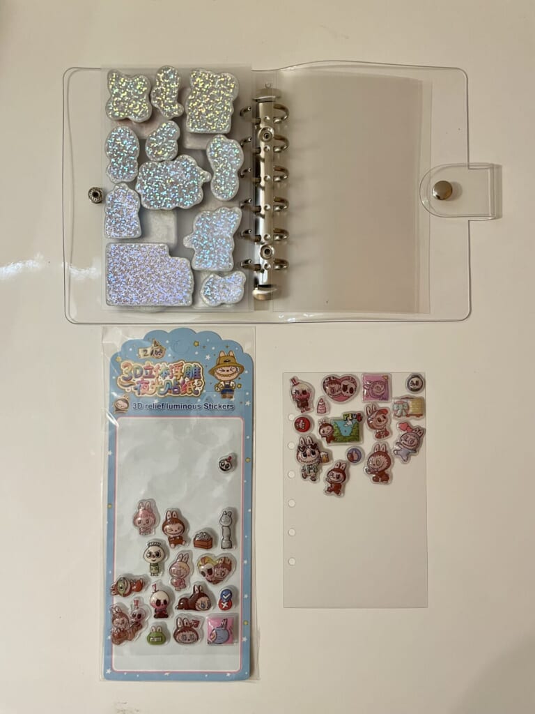 シールをシール帳に貼っている