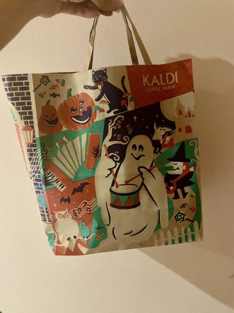カルディのハロウィン限定デザインのショッピングバッグ。