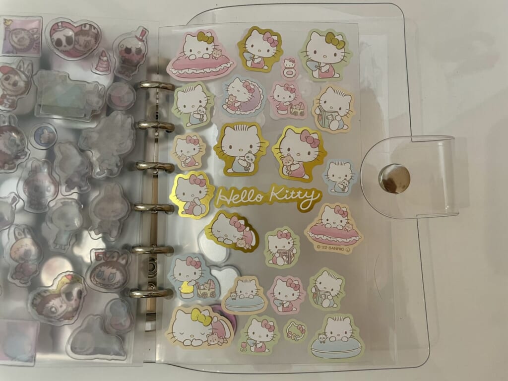 ハローキティ―とその仲間たちが描かれたシール