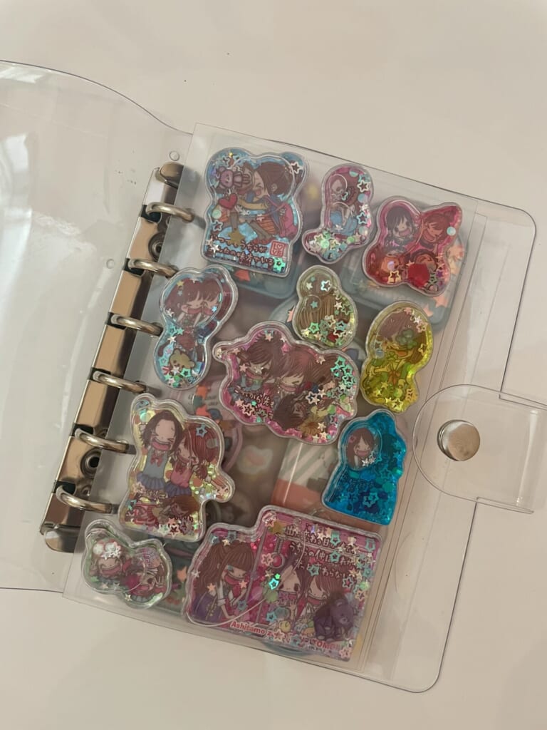 中のシールが見える透明シール帳