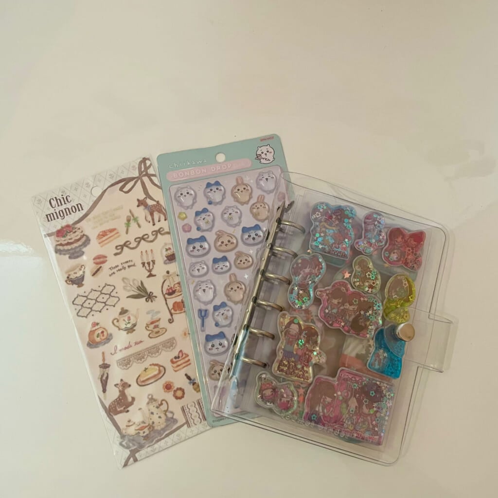 シール帳と袋に入ったシール2枚