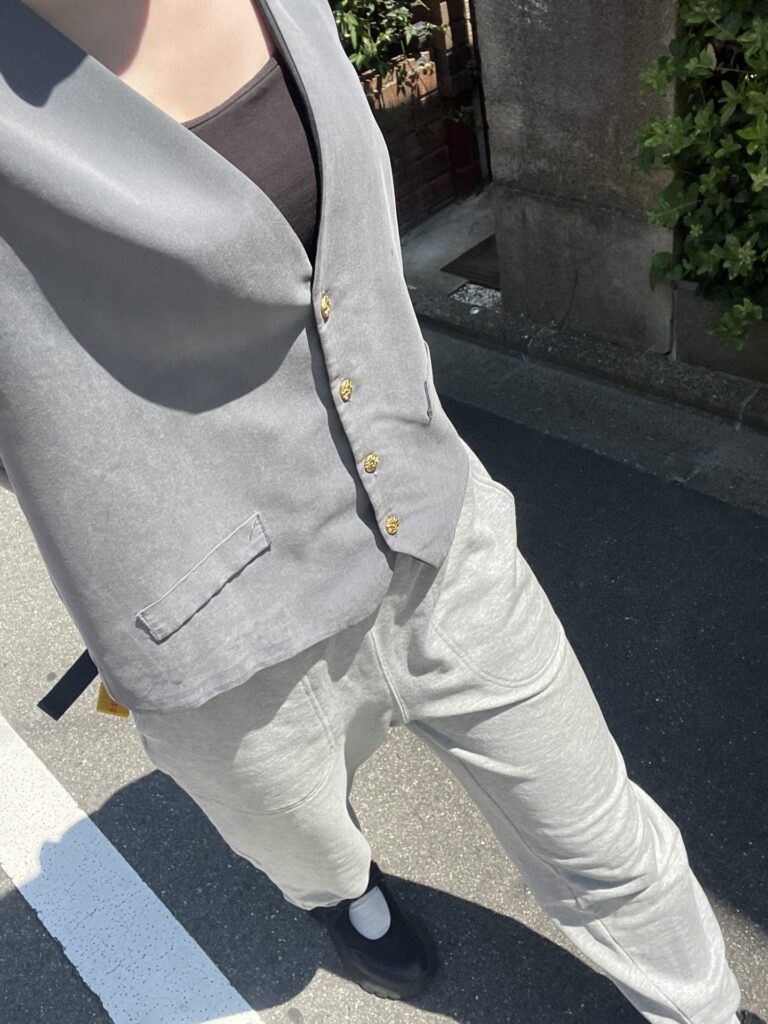 夏 スウェット コーデ ベスト ノースリーブ