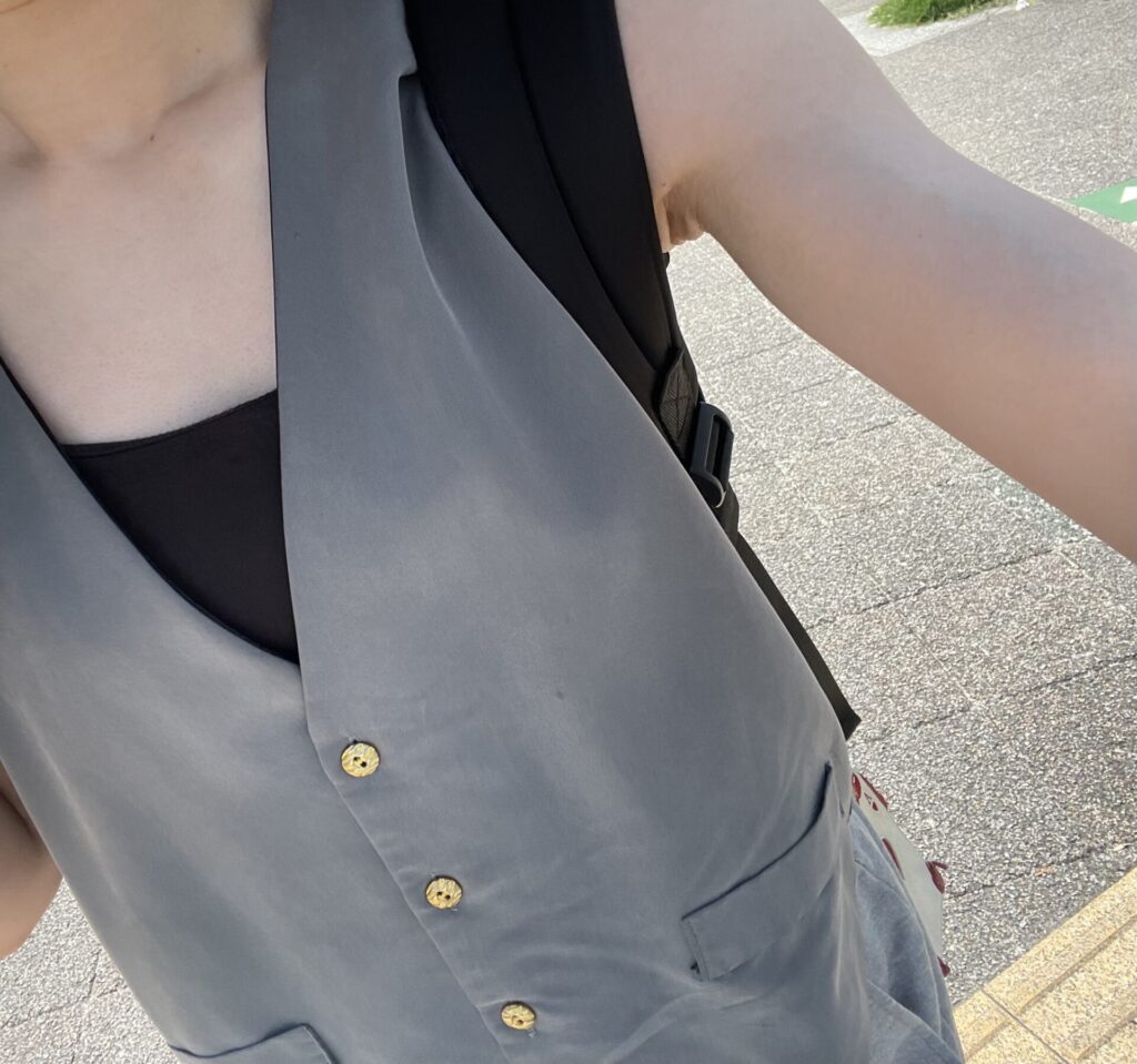 夏 コーデ グレー ベスト ノースリーブ