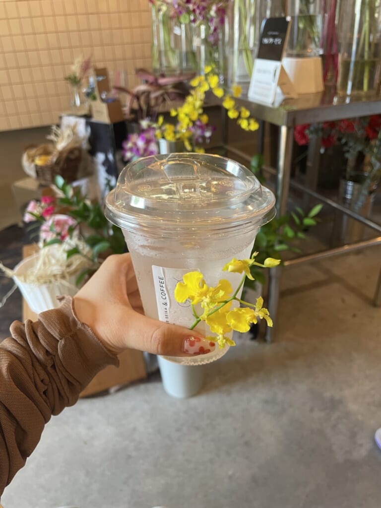 カフェでドリンクを持っている