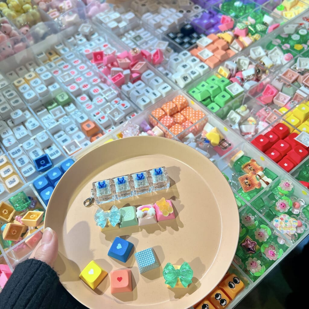 キーキャップと作成途中のキーリング