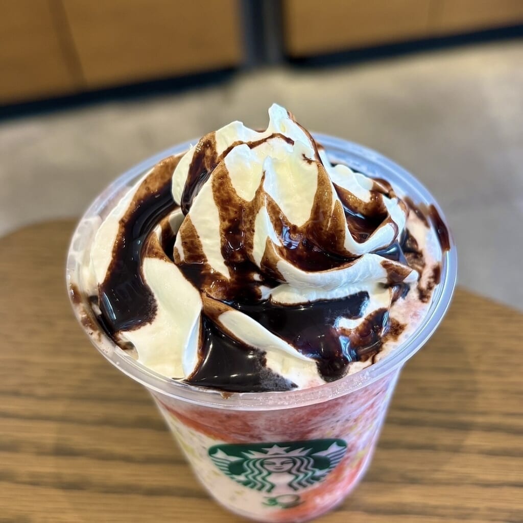 イチゴ チョコレート フラペチーノ
ホイップ＆濃厚チョコレートソースが至福