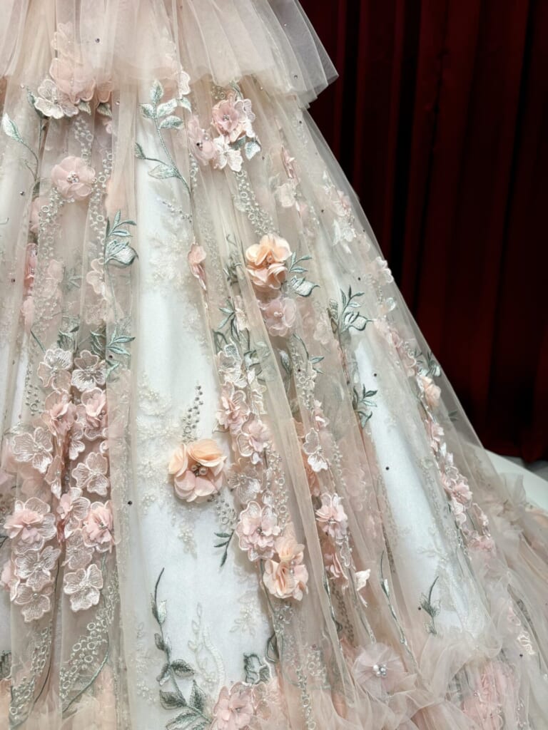 柏木由紀の卒業ドレス　寄り