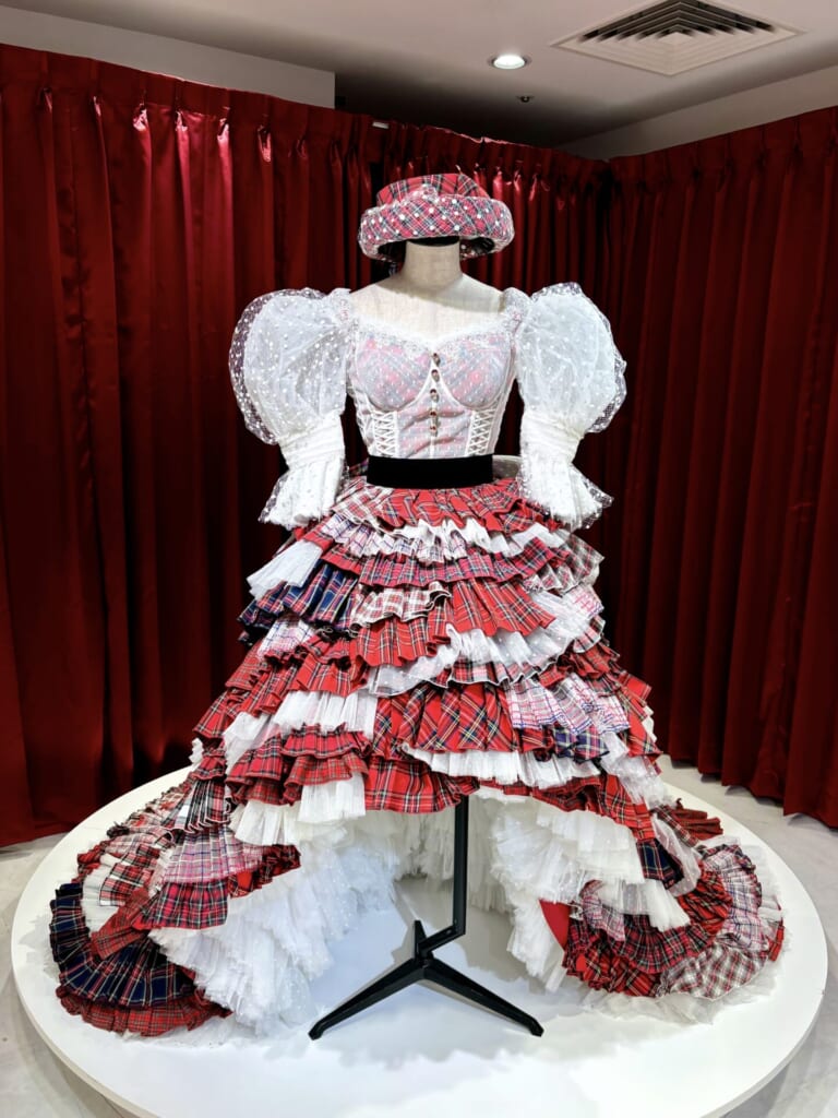 峯岸みなみの卒業ドレス　全身　正面