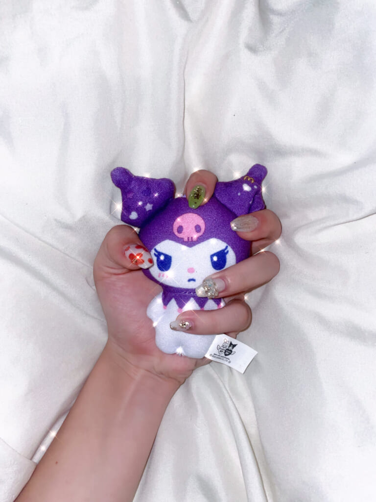 クロミのマスコットも握ってネイルを見せている