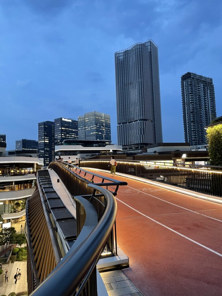 前灘太古里 上海 連絡通路 夜 ライトアップ