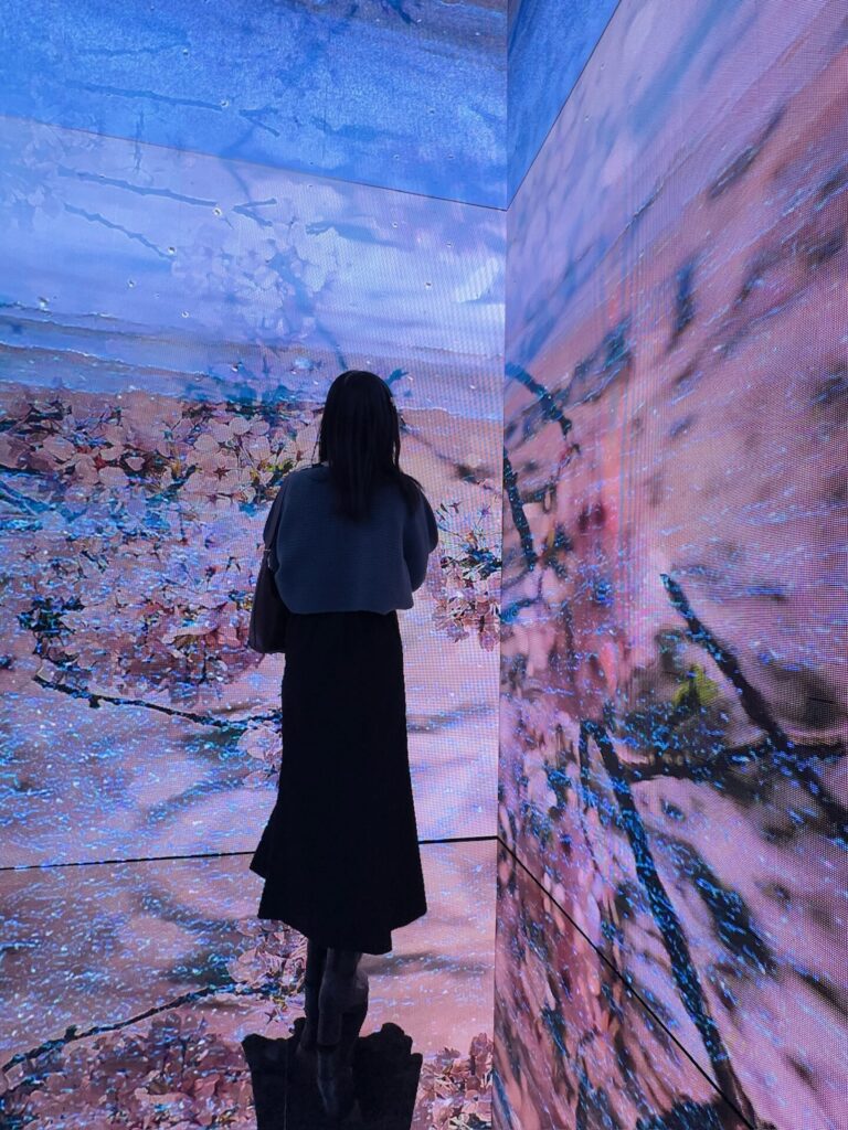 蜷川実花展では桜の映像がスクリーンに映り圧巻